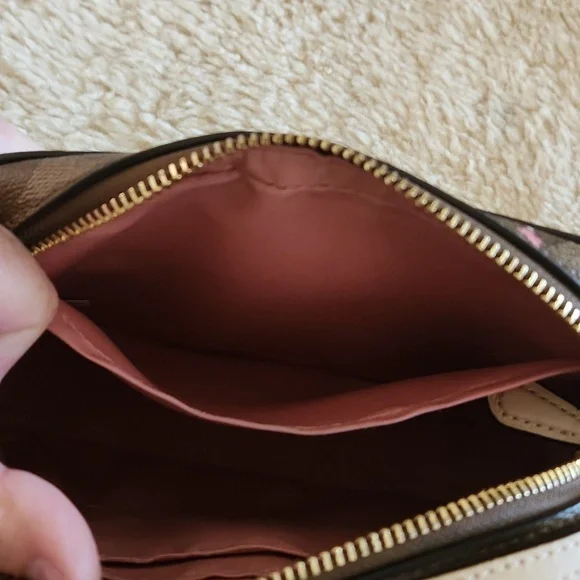 Beautiful Coach Evergreen Wildflower Signatue Camera Style Crossbody Bag 🩷🤍 - Picture 12 of 16